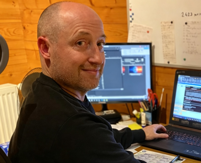 Cyrille Gallay à son bureau devant ses ordinateurs